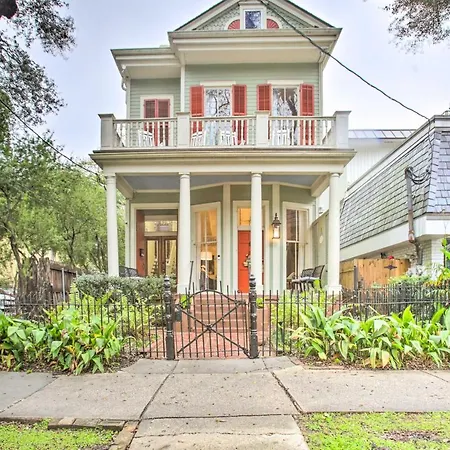 Inviting Uptown Apt: Perfect Location!