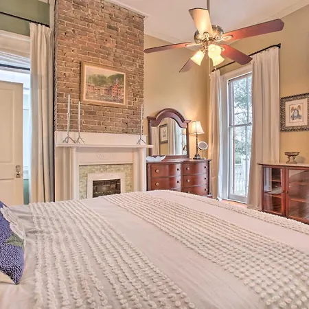 Inviting Uptown Apt: Perfect Location!
