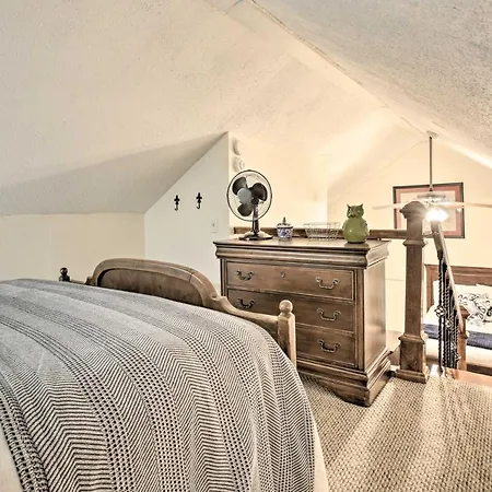 Apartment Inviting Uptown Apt: Perfect Location!