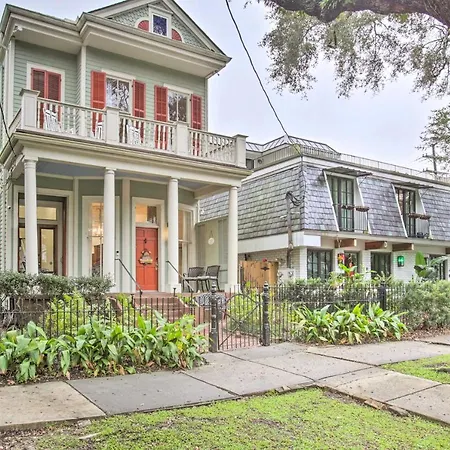 Inviting Uptown Apt: Perfect Location! Apartment