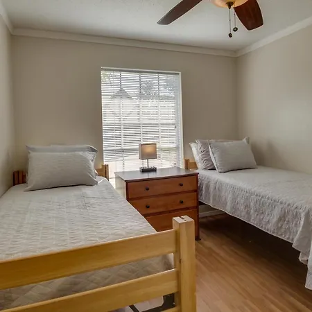 Holiday home W/ Backyard Near French Quarter