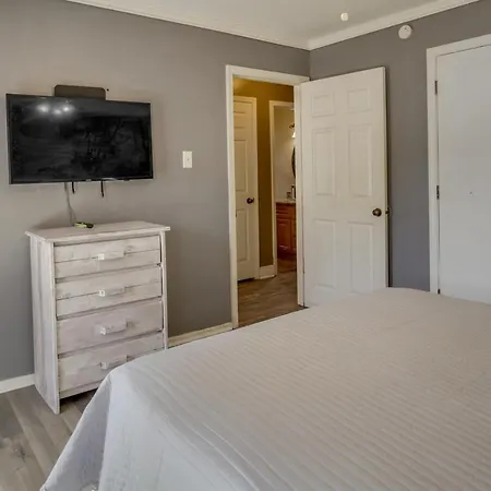 Holiday home W/ Backyard Near French Quarter *
