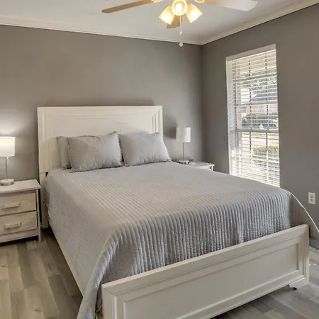 Holiday home W/ Backyard Near French Quarter New Orleans