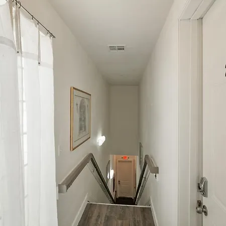 Breathtaking Near French Quarter Apartment *