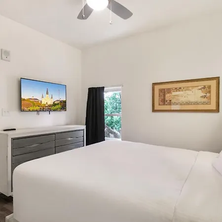 Breathtaking Near French Quarter Apartment New Orleans