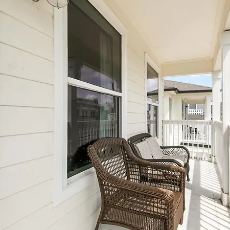 Breathtaking Near French Quarter Apartment