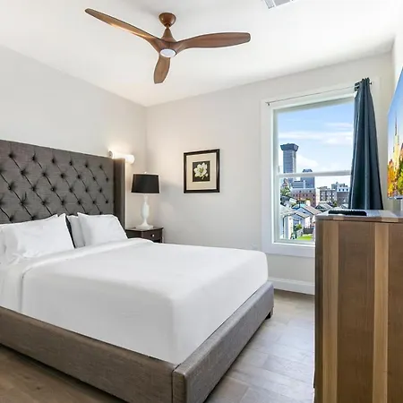 Stunning Near French Quarter Apartment *