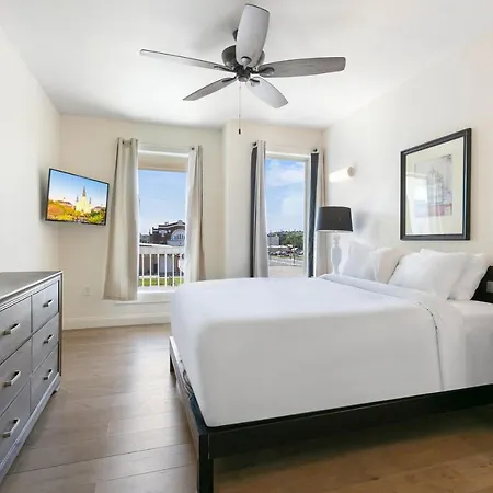 Apartment Stunning Near French Quarter *