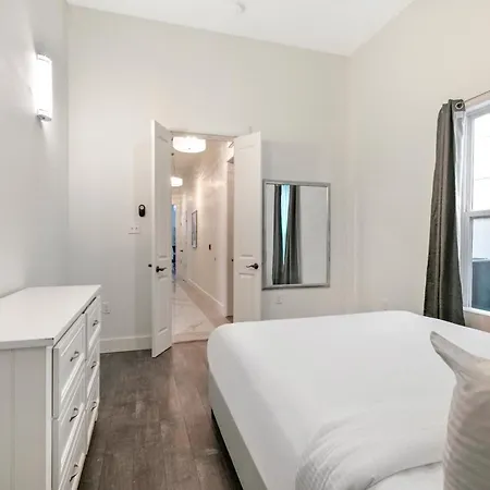 Stunning Near French Quarter Apartment