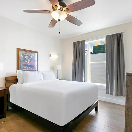 Stunning Near French Quarter Apartment *