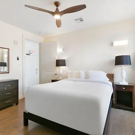Stunning Near French Quarter Apartment *