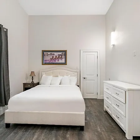 Stunning Near French Quarter Apartment