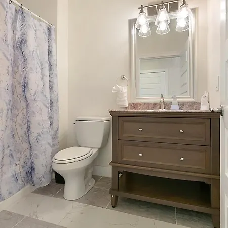 Stunning Near French Quarter Apartment *