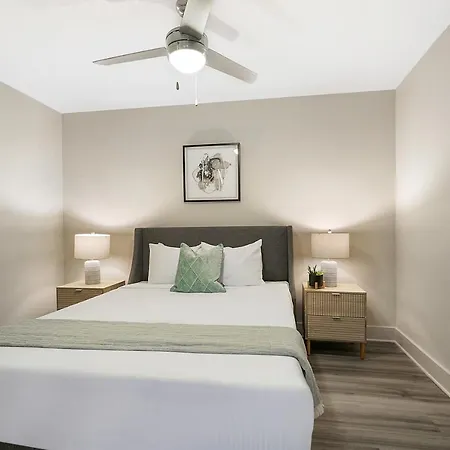 Apartment Amazing 4-bedroom Haven In The Heart Of *
