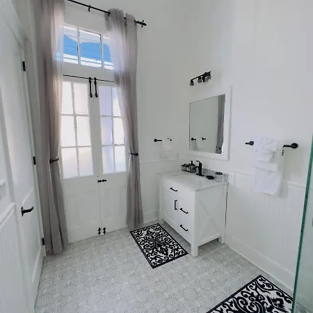 Walk To French Quarter Canal Homestay *