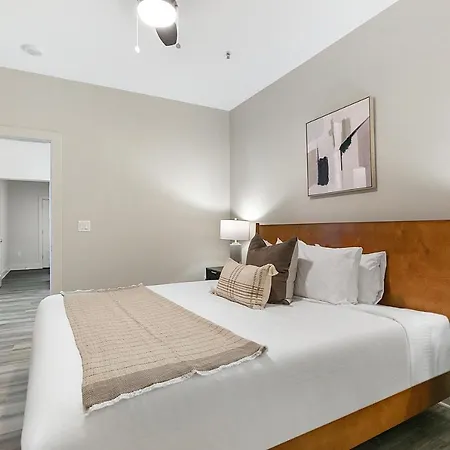 Apartment Amazing 4-bedroom Haven In The Heart Of *