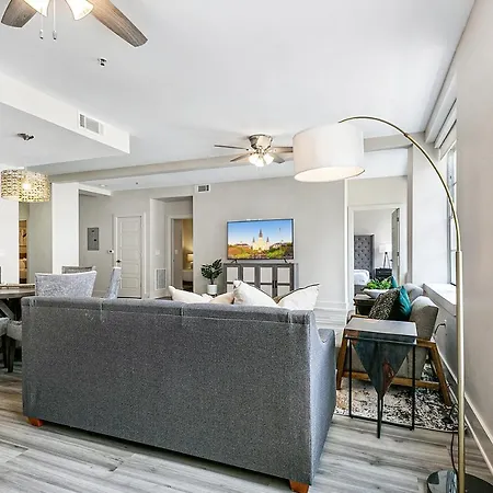 Amazing 4-bedroom Haven In The Heart Of Apartment