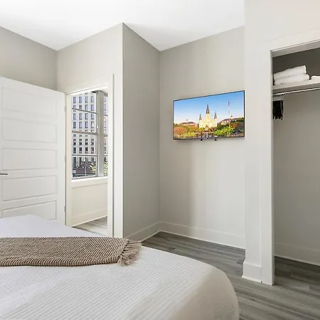 Amazing 4-bedroom Haven In The Heart Of Apartment *