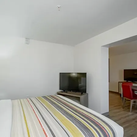 Country & By Radisson, I-10 East, La Hotel 3*