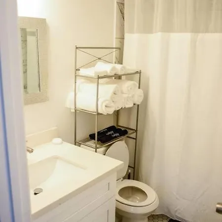 Cozy Nola Getaway W/king Mins From Dwtn Holiday home