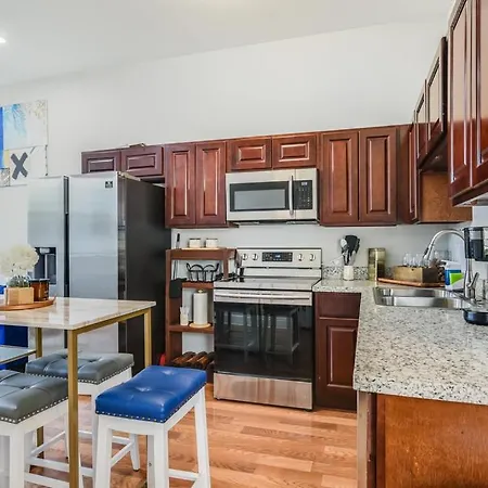 Contemporary, Nestled In The Heart Of The City! Apartment *