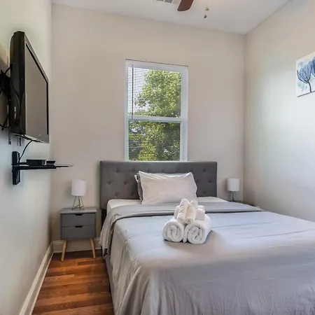 Apartment Contemporary, Nestled In The Heart Of The City! *