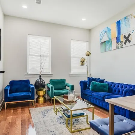 Contemporary, Nestled In The Heart Of The City! Apartment *