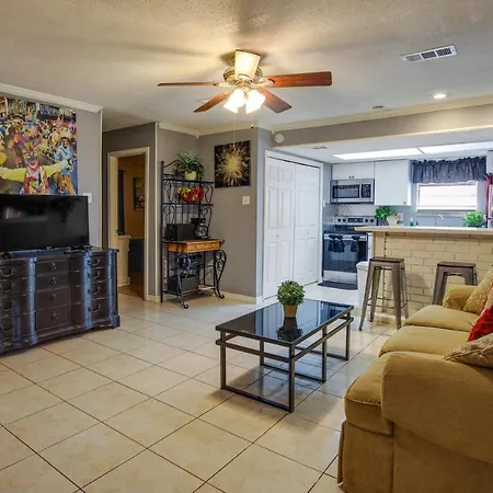 Quaint About 10 Mi To Bourbon St! Holiday home *