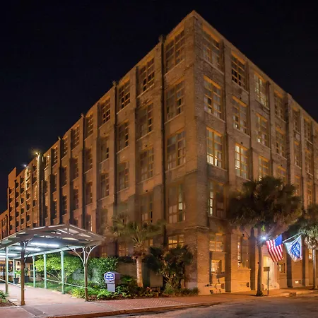 Hampton And Convention Center 3*