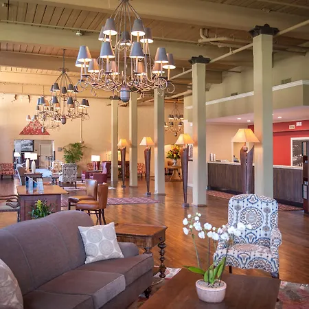Hampton And Convention Center Hotel 3*