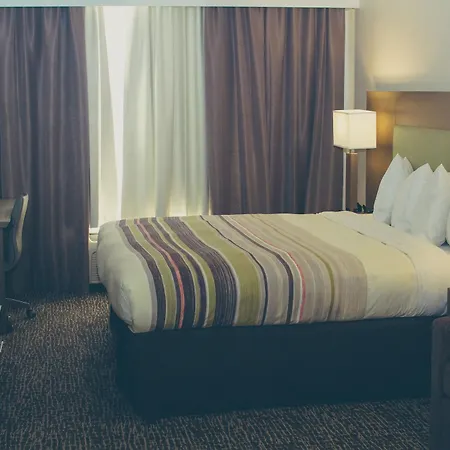 Country & By Radisson, I-10 East, La Hotel 3*