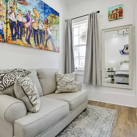 Modern On Bourbon Street! Apartment