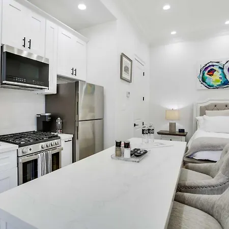 Apartment Modern On Bourbon Street!