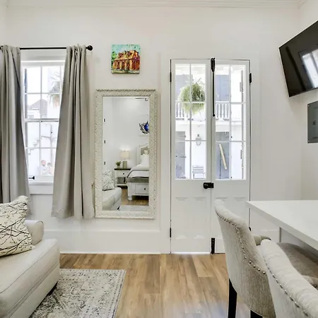 Apartment Modern On Bourbon Street! New Orleans