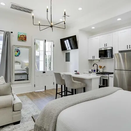 Apartment Modern On Bourbon Street! *