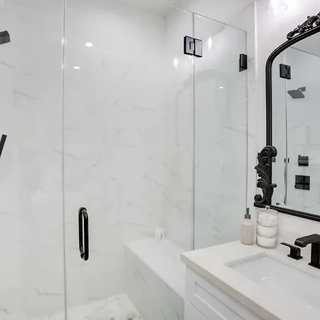 Modern On Bourbon Street! Apartment *