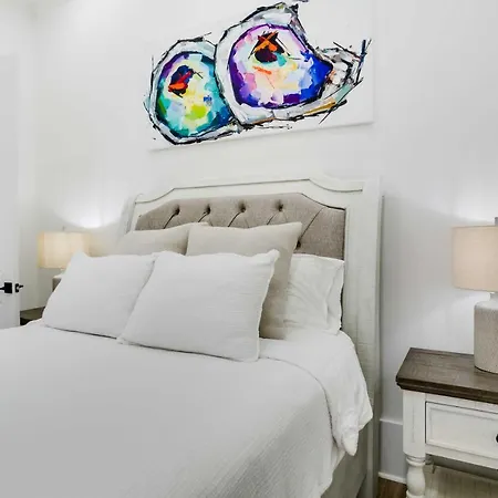 Modern On Bourbon Street! Apartment
