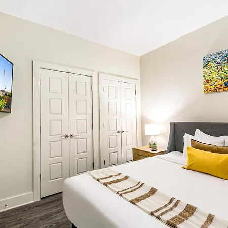 Spacious 4br Luxury Steps To French Quarter Aparthotel