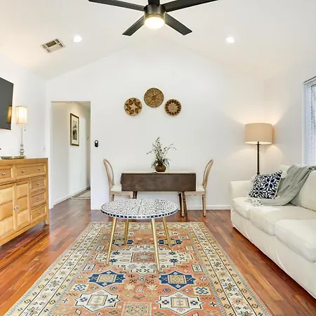 Walk To Parks And Restaurants Duplex! Holiday home