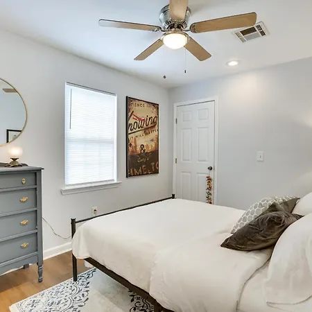 Walk To Parks And Restaurants Duplex! Holiday home
