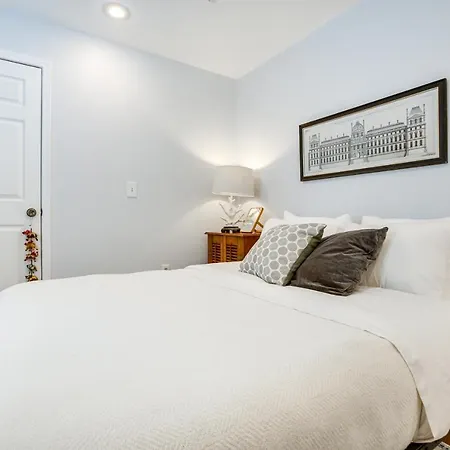 Walk To Parks And Restaurants Duplex! *