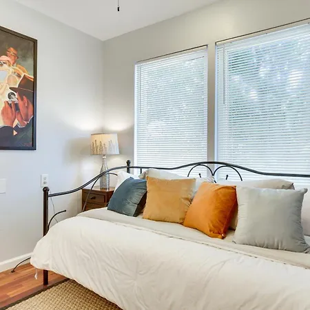 Walk To Parks And Restaurants Duplex! Holiday home New Orleans