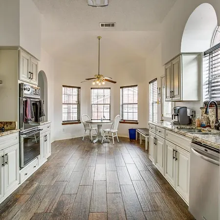 4 Mi To Bourbon St: Spacious Retreat W/ Wet Bar! Holiday home