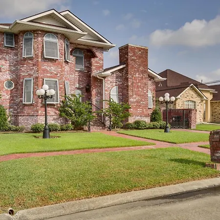 4 Mi To Bourbon St: Spacious Retreat W/ Wet Bar!