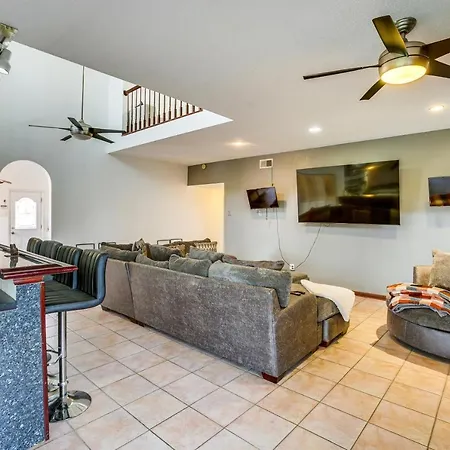 Holiday home 4 Mi To Bourbon St: Spacious Retreat W/ Wet Bar!