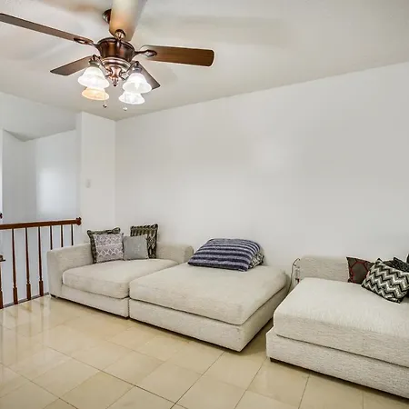 4 Mi To Bourbon St: Spacious Retreat W/ Wet Bar! Holiday home
