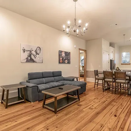 Apartment With 3 Bedrooms Near St. Charles With A Pool *