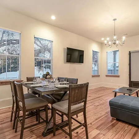 With 3 Bedrooms Near St. Charles With A Pool *