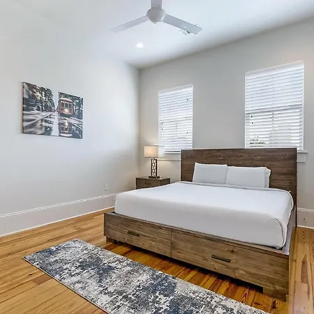 Apartment With 3 Bedrooms Near St. Charles With A Pool