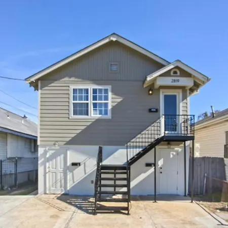 Modern Renovated 3 Bedroom With Large Yard Holiday home *